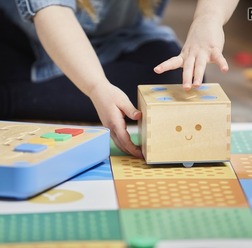 小さな子どもも安心して遊べる木製知育玩具