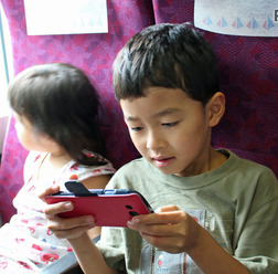渋滞や長い移動時間も、楽しく遊べる・学べるアプリを利用すれば、親子ともストレスなく過ごせます