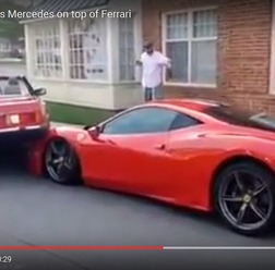 縦列駐車に失敗したメルセデスがフェラーリに乗り上げ(動画キャプチャ)