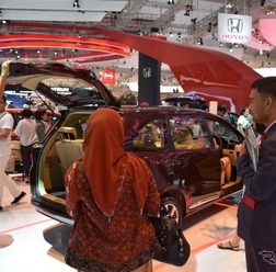 じっくりと車内を確認する来場者（2016 GIIAS）