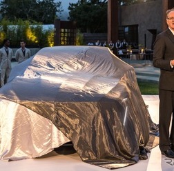 キャデラック エスカーラ コンセプトを初公開するヨハン・デ・ナイシェン社長