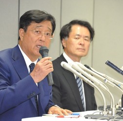 現行販売9車種の燃費不正の指摘について会見する益子修会長兼社長、山下光彦副社長(30日・三菱本社)