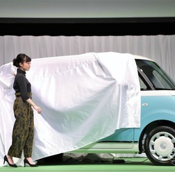 牛窪恵(向かって左)と高畑充希によるアンベール