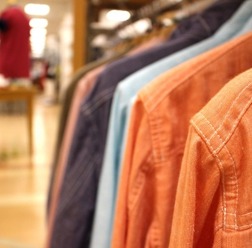 小売店では問屋を回り、商品を探し求めるコストを抑える傾向にある