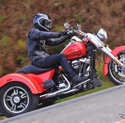ストリップ仕様としたハーレーの新型トライク『FREE WHEELER(フリーウィーラー)』