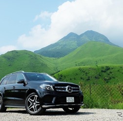 メルセデスベンツ GLS350d 4MATIC Sports。大分・由布岳をバックに記念撮影。