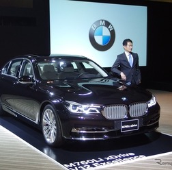 東京で披露されたBMW M760Li xDrive。人物はBMWブランド・マネジメントディビジョンの岡田裕治プロダクト・マーケティングマネジャー 〈撮影 高木啓〉