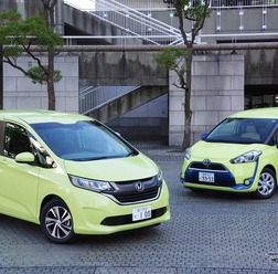 ホンダ フリードプラス（左）とトヨタ シエンタ（右）