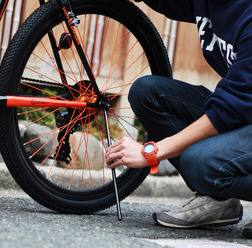 持ち運べる着脱可能な自転車スタンド「クイックスタンド」
