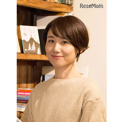 著者の磯崎園子氏。絵本ナビ編集長を務めるほか、新聞・雑誌・その他メディアでも子育てや絵本に関する情報発信を行っている