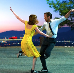 『LA LA LAND』(原題) Photo credit: EW0001: Sebastian (Ryan Gosling) and Mia (Emma Stone) in LA LA LAND. Photo courtesy of Lionsgate.(C) 2016 Summit Entertainment, LLC. All Rights Reserved.