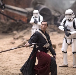 「フォースを信じる武術マスター」チアルート・イムウェ (ドニー・イェン)『ローグ・ワン/スター・ウォーズ・ストーリー』(C)2016 Lucasfilm Ltd. All Rights Reserved.