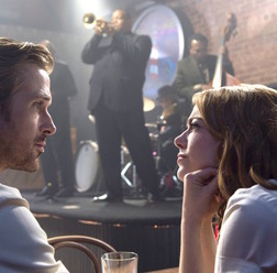 『ラ・ラ・ランド』 Photo credit: EW0001: Sebastian (Ryan Gosling) and Mia (Emma Stone) in LA LA LAND. Photo courtesy of Lionsgate.(C) 2016 Summit Entertainment, LLC. All Rights Reserved.