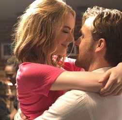 『ラ・ラ・ランド』 Photo credit: EW0001: Sebastian (Ryan Gosling) and Mia (Emma Stone) in LA LA LAND. Photo courtesy of Lionsgate.(C) 2016 Summit Entertainment, LLC. All Rights Reserved.