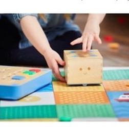 3歳から遊べるプログラミングおもちゃ「キュベット(Cubetto)」