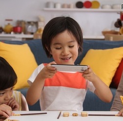 お菓子を使ってプログラミングを学習できるスマートフォン用アプリ「GLICODE（グリコード）」