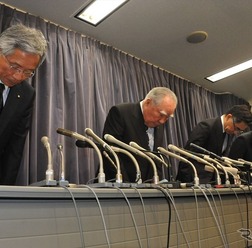 「不正が積み重なった」と謝罪するスズキ・鈴木治会長ら