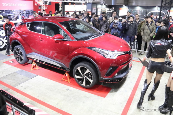 TOYOTA GAZOO Racingブースでカスタムパーツ交換を実演