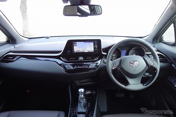 トヨタ C-HR G（ハイブリッド）