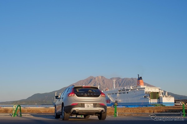 鹿児島高にて桜島をバックに。青と白の大型船は奄美・沖縄航路。