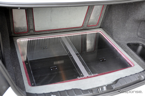ラゲッジにはスピーカーを駆動するパワーアンプが4機。通常はカバーを乗せて普段使いにも難なく対応する