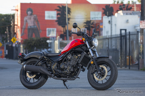 単気筒エンジンを搭載するホンダ・レブル300。日本ではレブル250が発売予定。