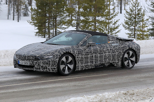 BMW i8 スパイダー/クーペ改良新型 スクープ写真
