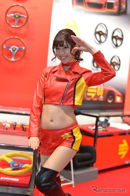 MOMOコンパニオン（東京オートサロン2018）