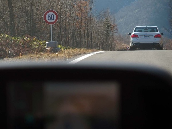 標識を自動的に認識して車速を自動調整した