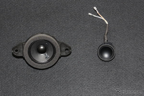 トヨタ・プリウスの純正トゥイーター（左）と、「FOCAL」スピーカー（右）。