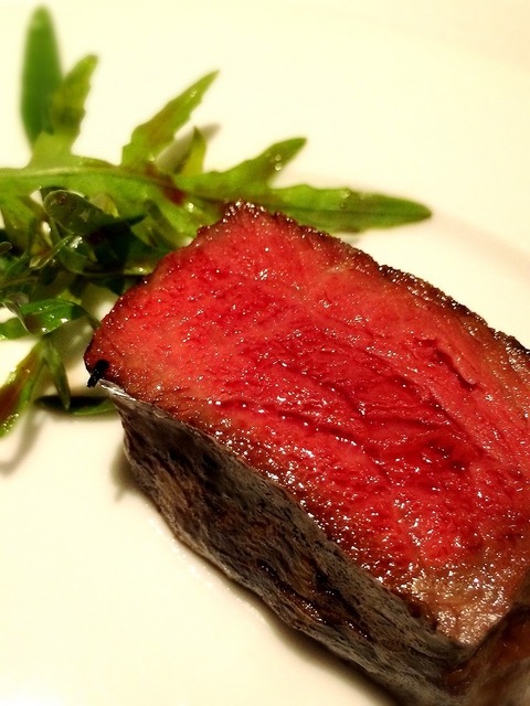 薪窯の熾火で焼き上げられた赤身肉は、レアのような柔らかさだが、ナイフを入れても肉汁がこぼれない。