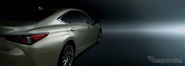 レクサス ES300h バージョンL（アイスエクリュマイカメタリック）