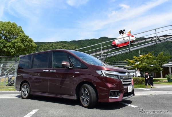 福岡のミニ遊園地にて。本来はファミリーで乗るクルマだ。