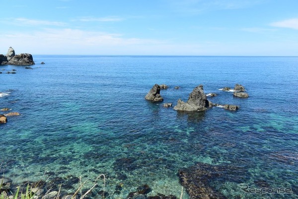 兵庫北方にて日本海を眺める。天気が良いときの日本海の色合いはことのほか綺麗だ。
