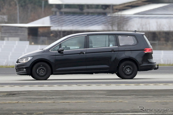 VWの新型ミニバン開発車両（スクープ写真）