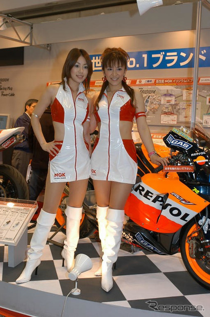 【東京モーターサイクルショー04】写真蔵…コンパニオンビームを受けてみろ