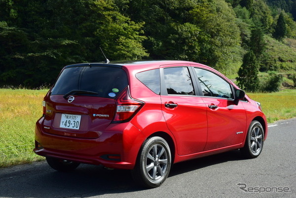 日産『ノート e-POWER メダリスト』のリアビュー。リアドア上端が高く取られ、お年寄りの乗り込みも楽々であった。