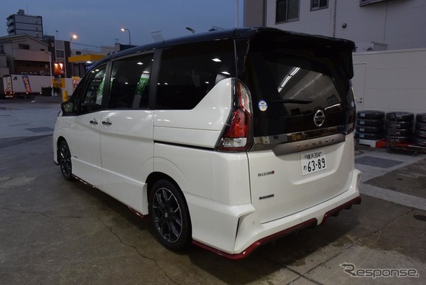 日産『セレナ NISMO』のリアビュー。ローダウンによりホイールハウスのクリアランスが心持ち狭くなっている。