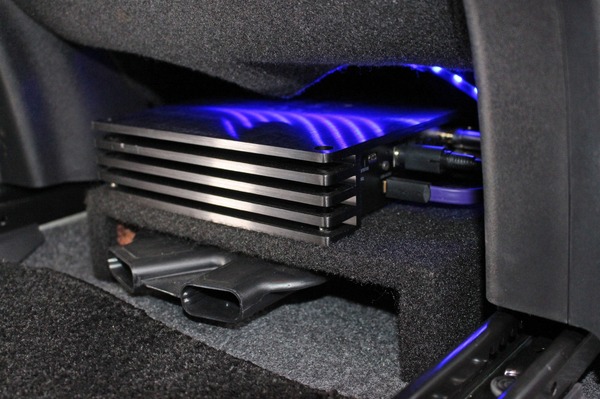 助手席側にはヘリクスのDSPアンプ・P-SIX DSPをインストール。運転席同様の処理でダクトをかわしている。