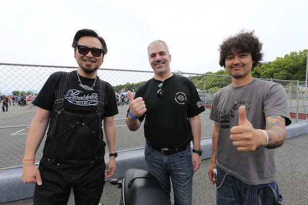 STREET BUILD OFFに参加するカスタムビルダーとHDJ スチュワート社長。
