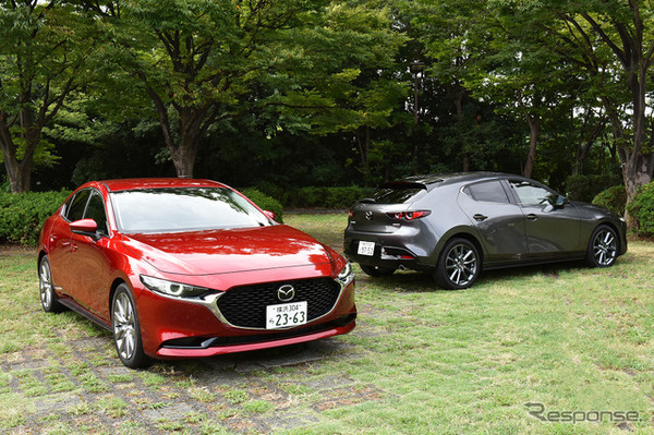 マツダ3 新型 セダン（左手前）とマツダ3 新型 ファストバック（右奥）
