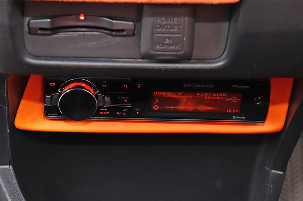 メインユニットにはカロッツェリアの1DIN機『DEH-970』がチョイスされている。センタークラスターパネルの下部にインセット。