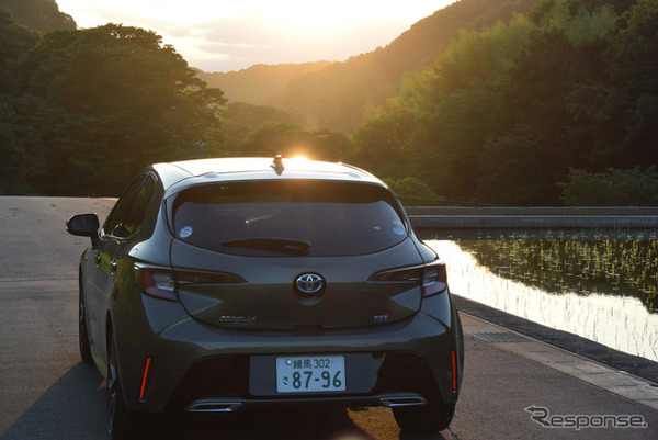 夕日をバックに記念撮影。