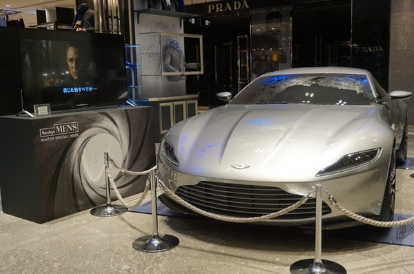 阪急メンズ東京の007公開記念イベント。ボンドカー・アストンマーティンDB10（推定価格5億6,000万円）の実車展示。