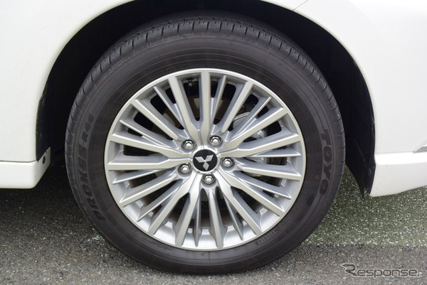 タイヤはトーヨー「PROXES R44」でサイズは225/55R18。