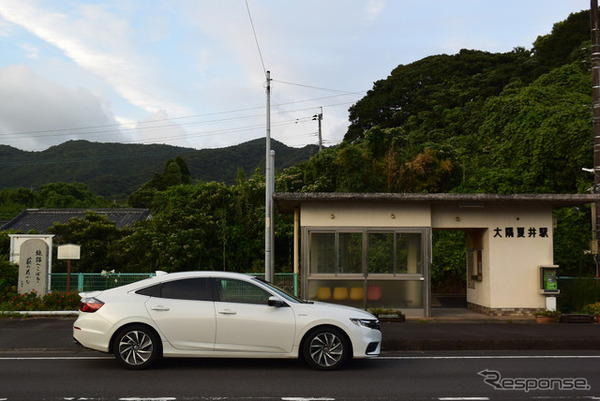 志布志で接続していた志布志線、大隅線はとうに廃止され、南宮崎～志布志間の90km近くを走る日南線だけが残された。ネットワークでなくなった長大な路線は年々衰退するのが運命。写真は鹿児島県に入ったところにある大隅夏井駅。