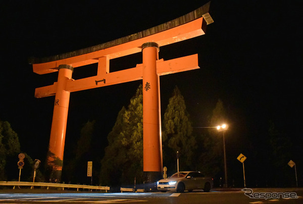 島根の古都、津和野の入り口の大鳥居をバックに記念撮影。