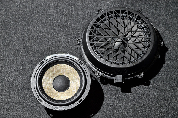 純正スピーカーは20cm、今回交換するスピーカーは16cmだが、その音質には歴然とした差が出る