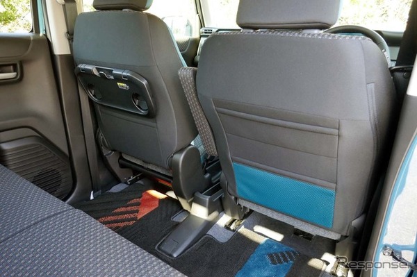 前席の背後には使い勝手の良いシートバックポケットが装備される(写真は「ハイブリッドX・2WD」)