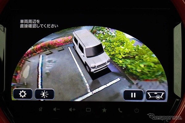 全方位モニターによって、周囲を回転させて映し出す